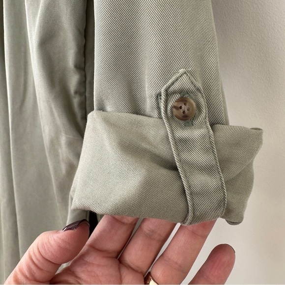 C&C California shirt dress with a v-neck & roll tab sleeves, mini length - Picture 12 of 14